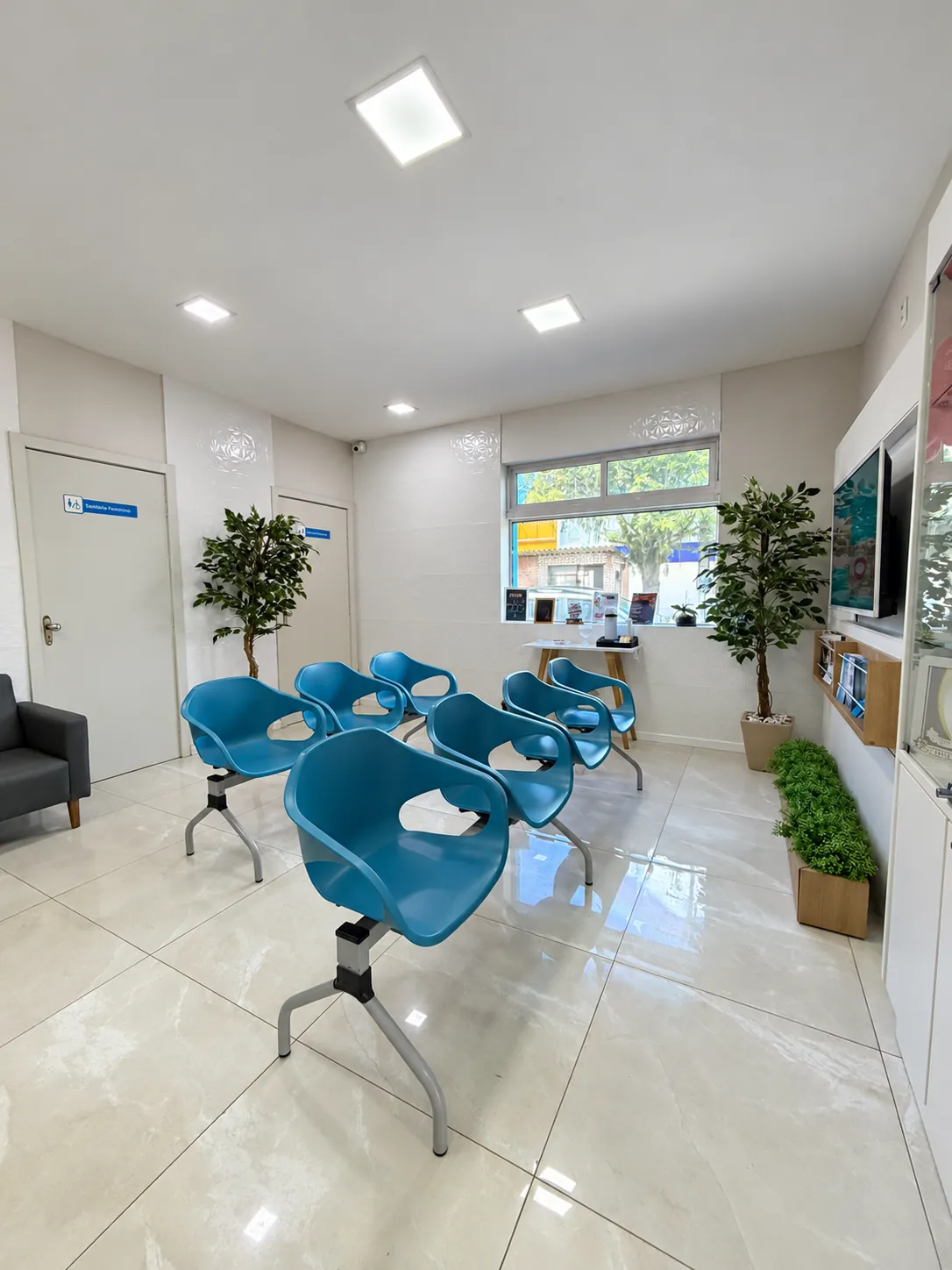 Sala de espera da Sorrifácil Jaguarão com cadeiras azuis